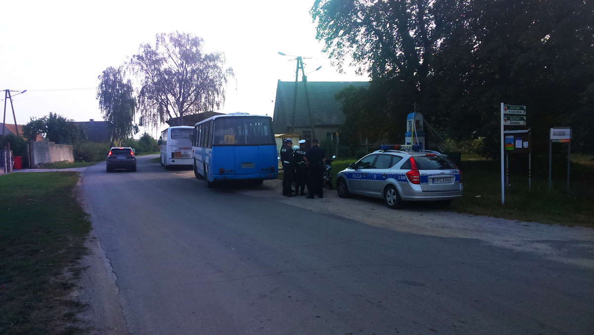 Wczoraj niedaleko Żnina doszło do nietypowej sytuacji związanej z transportem uczniów. Gdy okazało się, że autobus przewożący najmłodszych jest niesprawny, przewoźnik podstawił inny, który był w jeszcze gorszym stanie. Ponieważ mundurowi nie zgodzili się na poruszanie się po drodze żadnego z nich, rodzice sami musieli zawieść do szkoły swoje dzieci.