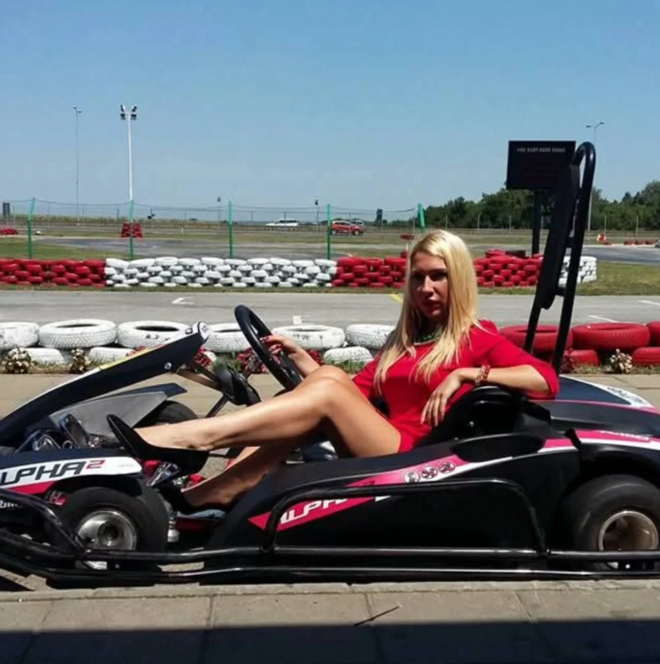 Jovana Jeremić na kartingu
