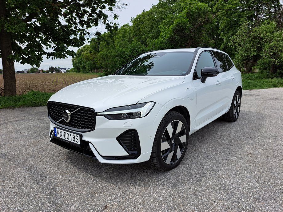 Volvo XC60 daje do dyspozycji aż 350 KM, a przy tym - jeśli codziennie ładować akumulatory - potrafi jeździć bardzo oszczędnie, niemal bez zużywania benzyny.