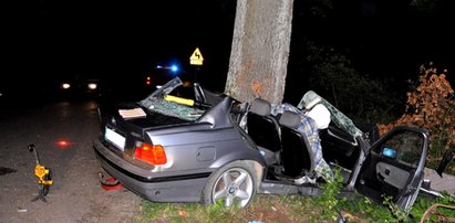 18-latek rozbił się na drzewie. Miał prawo jazdy od jednego dnia