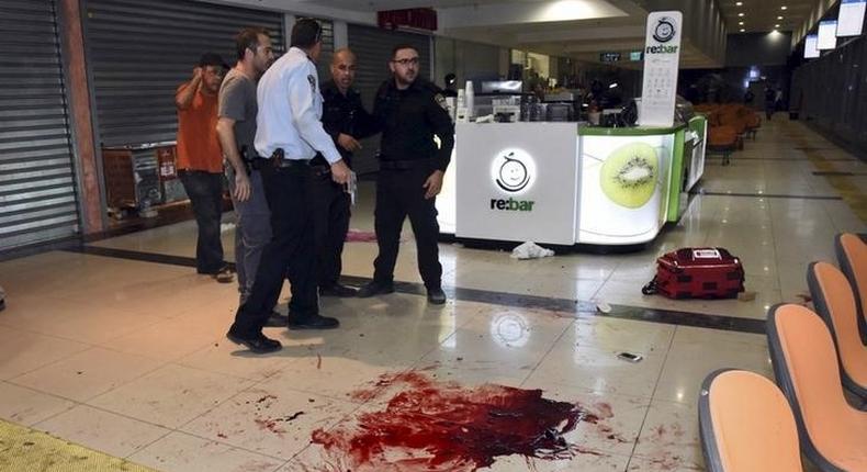 Israeli security personals stand next to blood on the floor, at the Beersheba central bus station where a Palestinian gunman went on a stabbing and shooting rampage, October 18, 2015.  REUTERS/Dudu Grunshpan