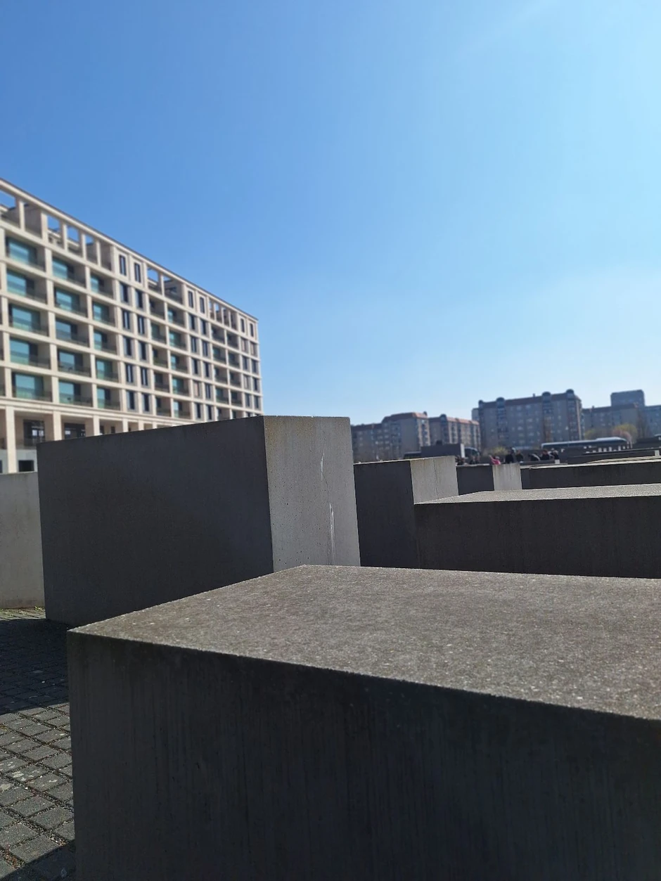 Spomenik se sastoji od tačno 2.711 betonskih blokova