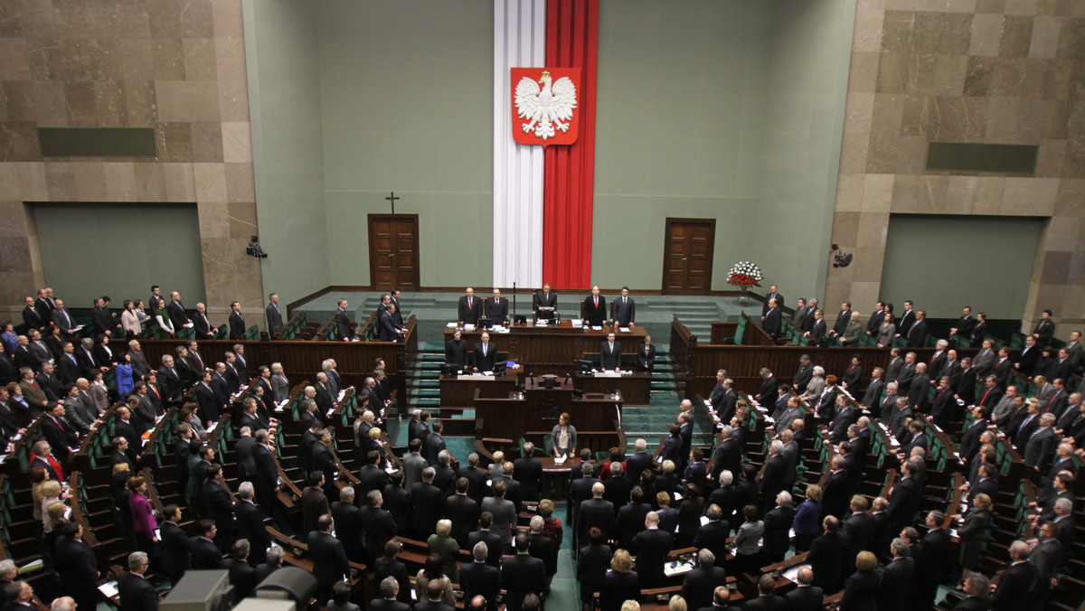 Sejm zmienił w głosowaniu swój regulamin w związku z Traktatem Lizbońskim. Zmiana zakłada określenie zasad wyboru reprezentacji Sejmu w konwencie zajmującym się zmianami w unijnych traktatach oraz zwiększenie kompetencji Komisji ds. UE.