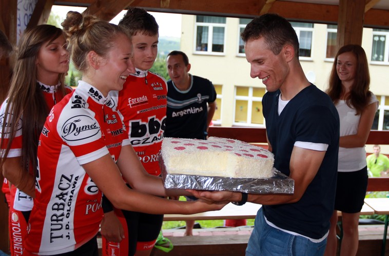 Rafał Majka został królem. W rodzinnej wsi założyli mu koronę