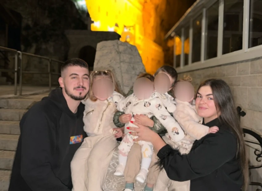 Bivša zadrugarka rodila četvoro dece: Objavila porodičnu sliku sa mužem ispred manastira Ostrog