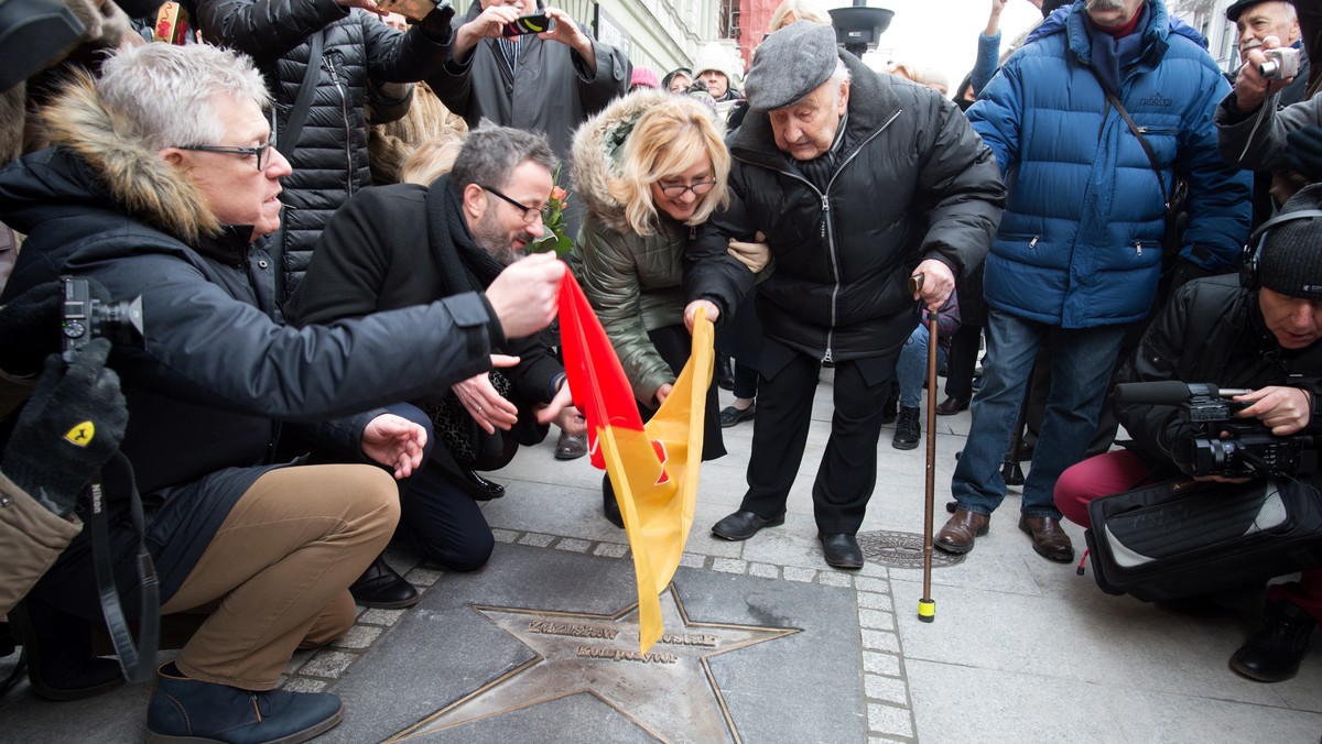 Kompozytor, dyrygent i twórca muzyki filmowej prof. Zdzisław Szostak odsłonił w sobotę swoją gwiazdę w Łódzkiej Alei Gwiazd na ul. Piotrkowskiej. Artysta do grona uhonorowanych w ten sposób wybitnych osobistości polskiej kinematografii dołączył w dniu swoich 88. urodzin.