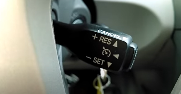 Klasický tempomat udržiava rýchlosť, no na vlnitých úsekoch zvyšuje spotrebu paliva. 