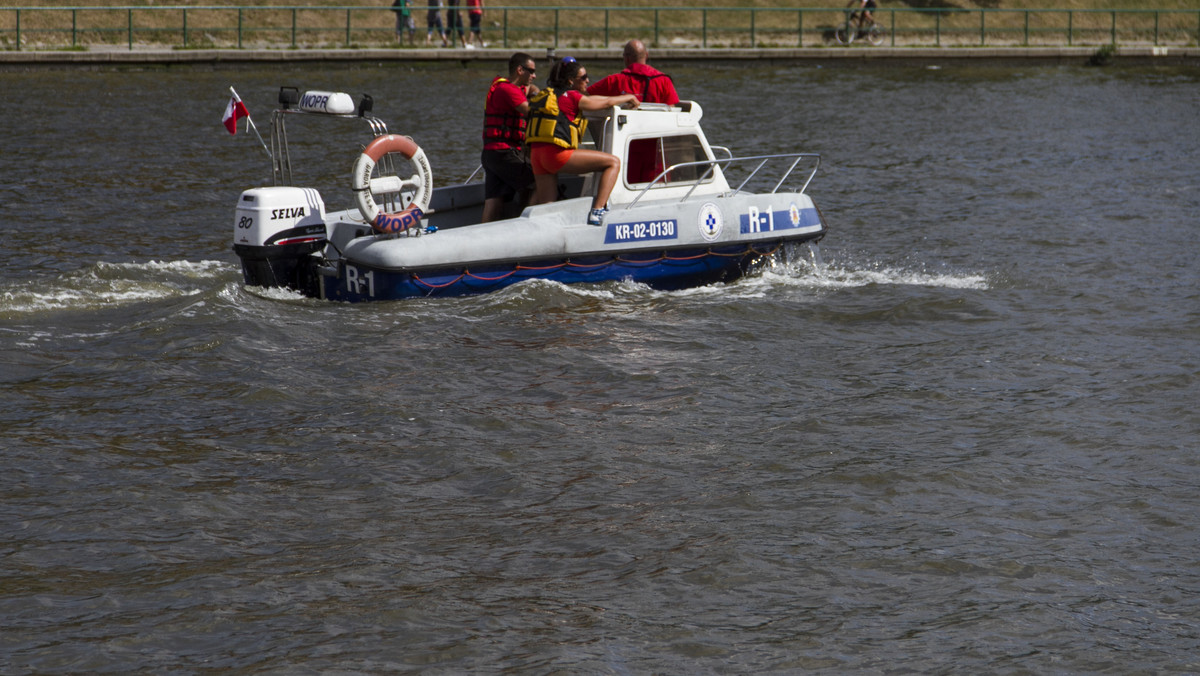 Tragiczny wypadek w Szczecinie. 12-letnia dziewczynka utonęła w Jeziorze Głębokim - informuje RMF FM. Dziecko spędzało czas na strzeżonej przez ratowników plaży.