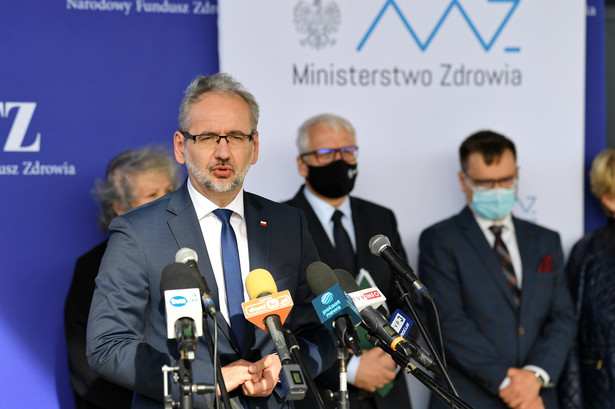 Legnica, 20.10.2021. Koronawirus w Polsce. Minister zdrowia Adam Niedzielski (L) podczas konferencji prasowej przed Wojewódzkim Szpitalem Specjalistycznym w Legnicy, 20 bm. Konferencja dotyczyła dużego wzrostu liczby zakażeń wirusem COVID-19. (jm) PAP/Sebastian Borowski