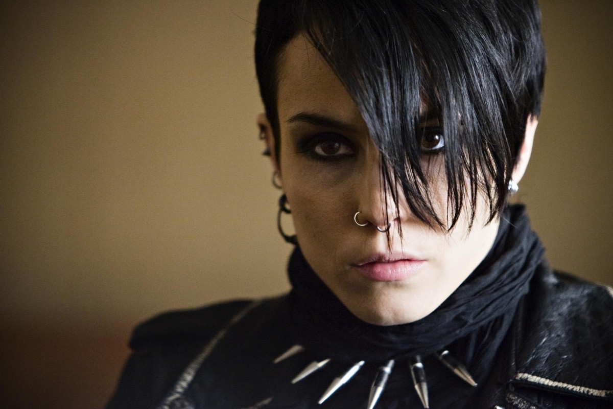 Centralną postacią cyklu „Millennium” jest genialna hakerka Lisbeth Salander. W szwedzkich ekranizacjach książek Stiega Larssona zagrała ją Noomi Rapace