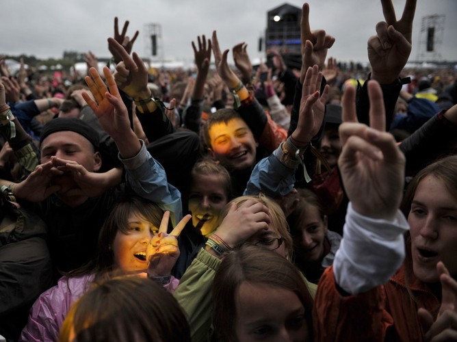Publiczność bawi się podczas koncertu Moniki Brodki