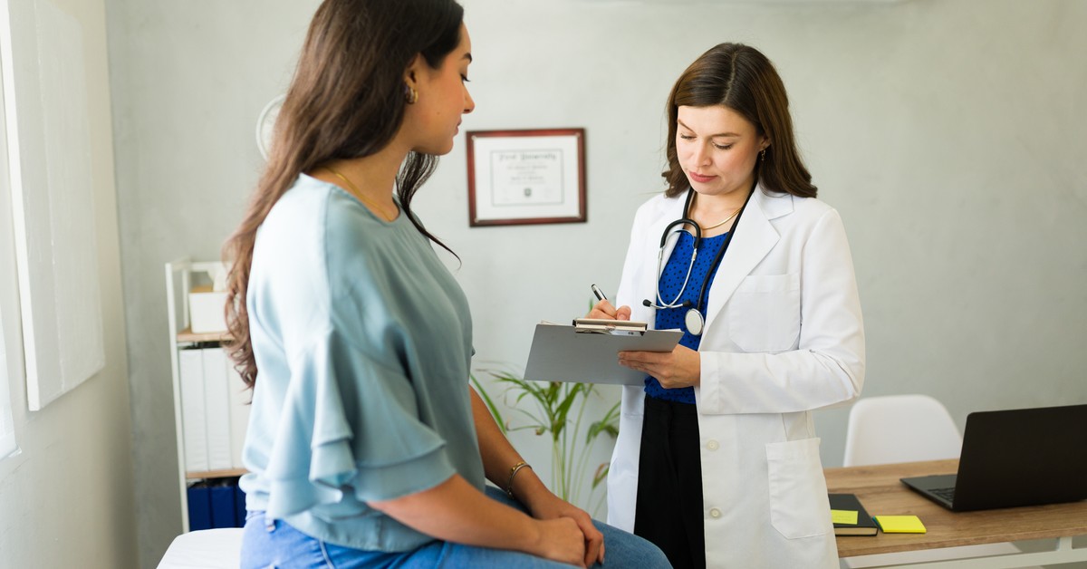 Urlop w trakcie choroby – co zrobić, gdy pracownik zachoruje na wakacjach?