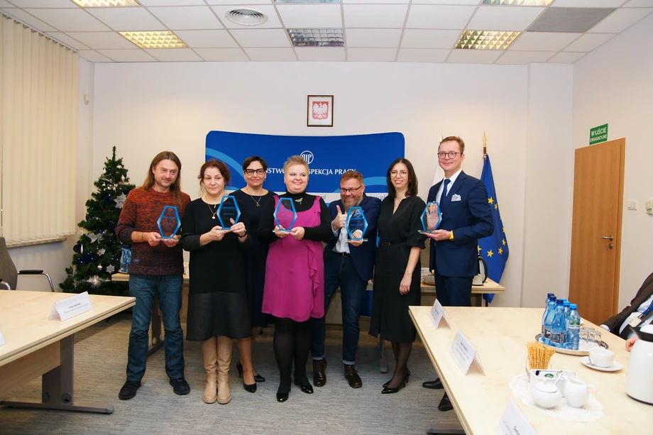 Laureaci nagrody. Od lewej: Jacek Kosiak – Radio Poznań, Małgorzata Kuźma – „Magazyn Solidarność”, Małgorzata Dziemińska - zastępca Głównego Inspektora Pracy, Magdalena Maria Bukowiecka – „Gazeta Olsztyńska”, Artur Steciąg – Radio Zachód, Katarzyna Łażewska-Hrycko - Główny Inspektor Pracy, Krzysztof Nakonieczny - "Forbes Polska"