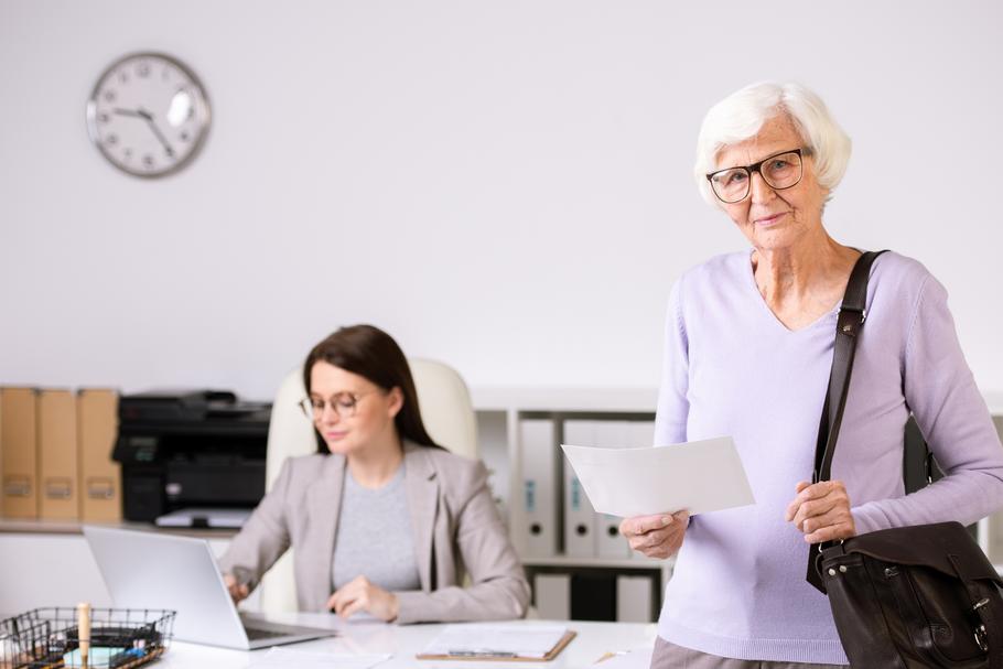 Starszych kobiet często nie bierze się pod uwagę np. przy awansach lub szkoleniach, patrząc na nie tylko przez pryzmat zbliżającej się emerytury. „Myśli tylko, żeby stąd zniknąć”.