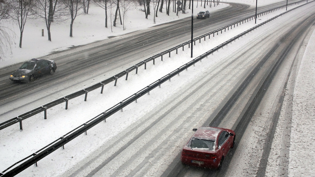 Padający od rana niemal nieprzerwanie śnieg utrudnił w niedzielę warunki jazdy na drogach woj. śląskiego. Kłopoty ma też podkatowickie lotnisko w Pyrzowicach, gdzie wiele samolotów było opóźnionych.