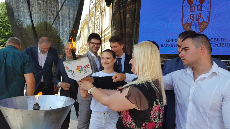 Ivana Jovanović, predsednica Sportskih igara mladih pali baklju, čime je ozvaničen početak