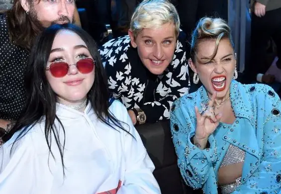 Festiwalowe siostry Cyrus i odważna Paris Jackson. Zobacz najlepsze stylówki MTV VMA