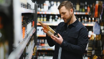Polacy chcą zakazu nocnej sprzedaży alkoholu? Zaskakujące wyniki sondażu