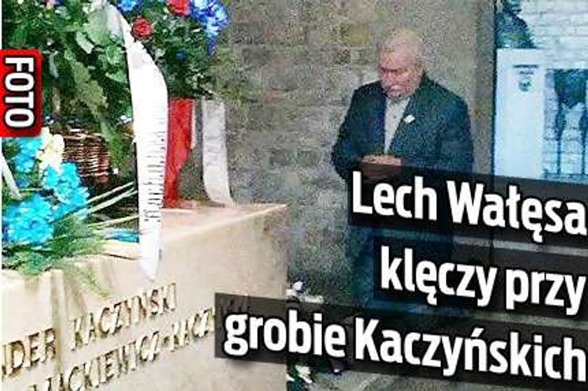 Lech Wałęsa klęczy przy grobie Kaczyńskich. Foto