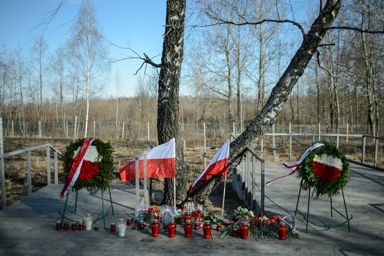 Miejscy katastrofy samolotu prezydenckiego Tu-154M, 10 bm. w Smoleńsku. W 4. rocznicę katastrofy na miejscu tragedii odbyły się uroczystości z udziałem delegacji Rady Ochrony Pamięci Walk i Męczeństwa oraz polskiej ambasady w Moskwie