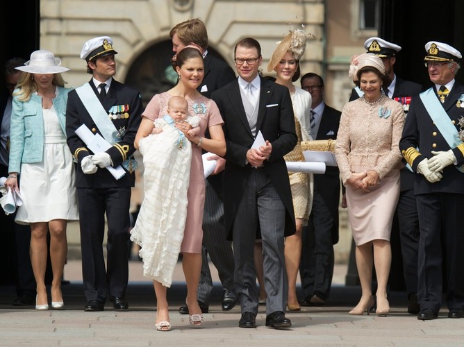 Rodzina królewska na chrzcie Estelle - córki księżniczki Victorii