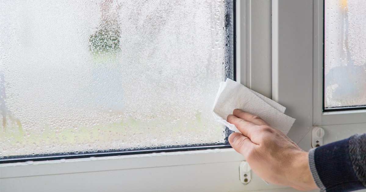 Co wyciąga wilgoć z pomieszczenia? Zawieś woreczek na karniszu i problem z głowy