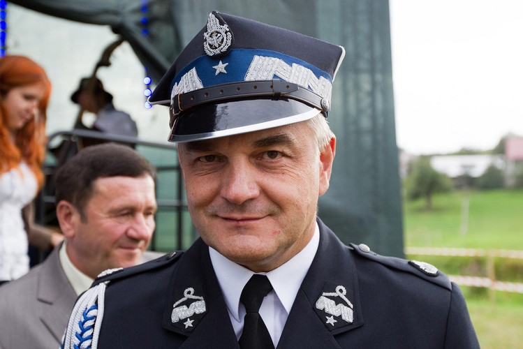 <b>Waldemar Pawlak</b>
<br>
<br>
Absolwent Wydziału Samochodów i Maszyn Roboczych Politechniki Warszawskiej (potem zrobił doktorat na poznańskiej Akademii Medycznej), zaczynał jako nauczyciel w szkole podstawowej w Pacynie - uczył podstaw obsługi komputera. Pracę tą podjął jeszcze w stanie wojennym.
<br>
<br>
Od 1984 polityk PSL prowadzi też 17-hektarowe gospodarstwo rolne we wsi Kamionka oraz jest prezesem Związku Ochotniczych Straży Pożarnych RP.