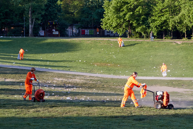 Pracownicy sprzątają park Goerlitzer wczesnym rankiem w Berlinie, Niemcy, 2 maja 2018 r.