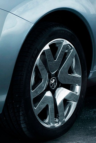 Według ludzi z Peugeota, układ daje kierowcy 200 KM...