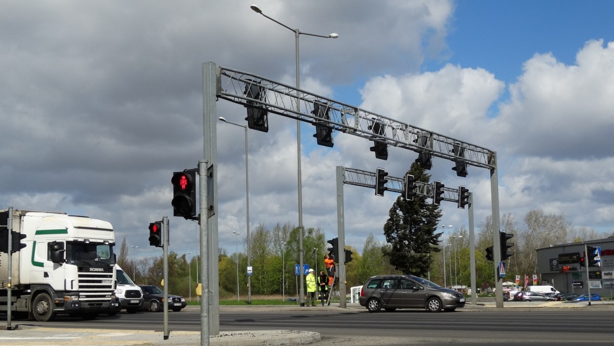 Dobra informacja dla kierowców. W ciągu najbliższych kilku dni powinny zakończyć się prace na skrzyżowaniu ulic Hangarowej ze Struga i Gryfińską. Według wyliczeń ZDiTM-u w ciągu doby węzeł pokonuje ponad 70 tysięcy samochodów.