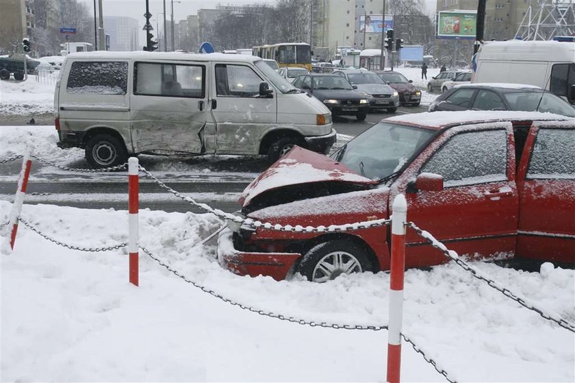 Wypadki paraliżują miasta. FOTY