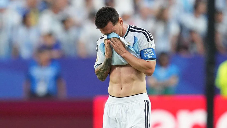 Mesi je plakao pošto je postigao početni gol u prvoj utakmici Argentine protiv Alžira, a u danima nakon toga njegova porodica je objavila saopštenje u kojem je otkrila da se njegov otac „bori sa zdravstvenim problemom“. | Foto: BBC Sport