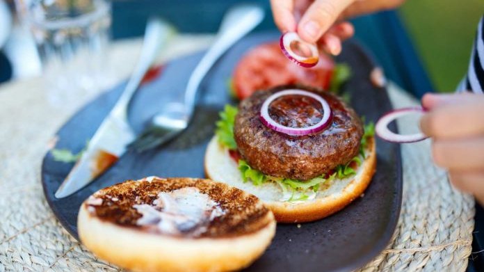 Sprawdź, jak szybko przygotować domowe burgery!