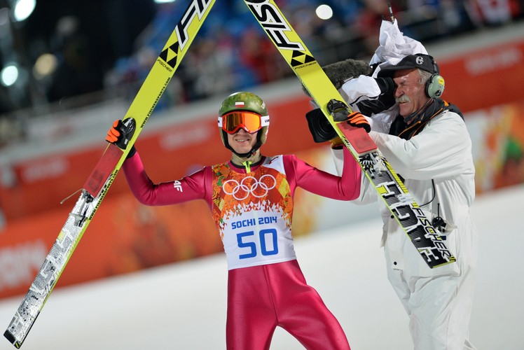 Tak Kamil Stoch frunął po złoto, a potem cieszył się z medalu