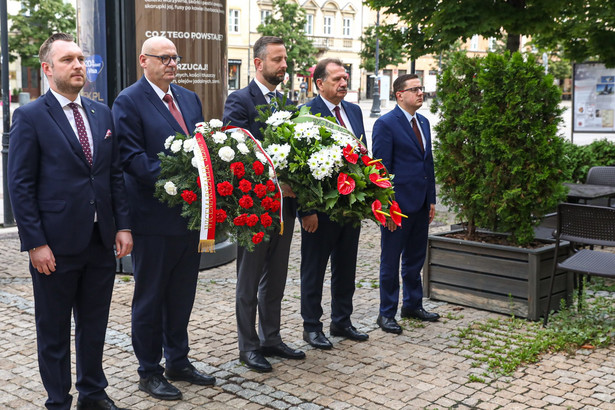 Politycy PSL podczas złożenia kwiatów przed tablicą na stołecznym Domu Polonii, upamiętniającej ludobójstwo dokonane na Polakach przez nacjonalistów ukraińskich