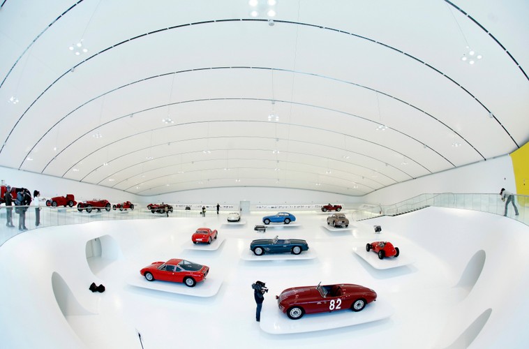 Wystawa aut w muzeum Enzo Ferrari we włoskiej Modenie. Najlepsze, najszybsze i najdroższe samochody z włoskim rodowodem zgromadzono pod jednym dachem.