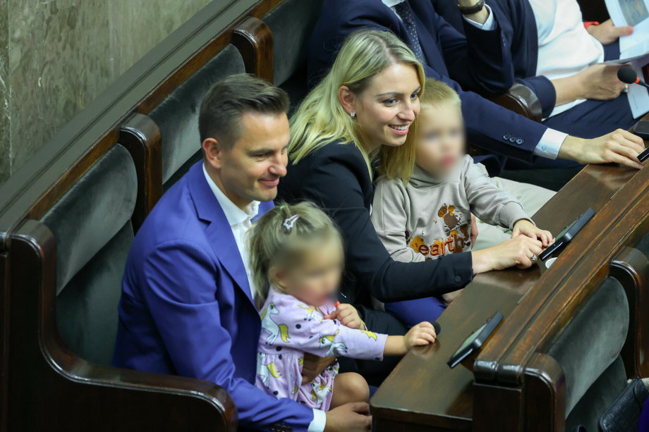 Arkadiusz Myrcha i Kinga Gajewska z dziećmi w Sejmie.