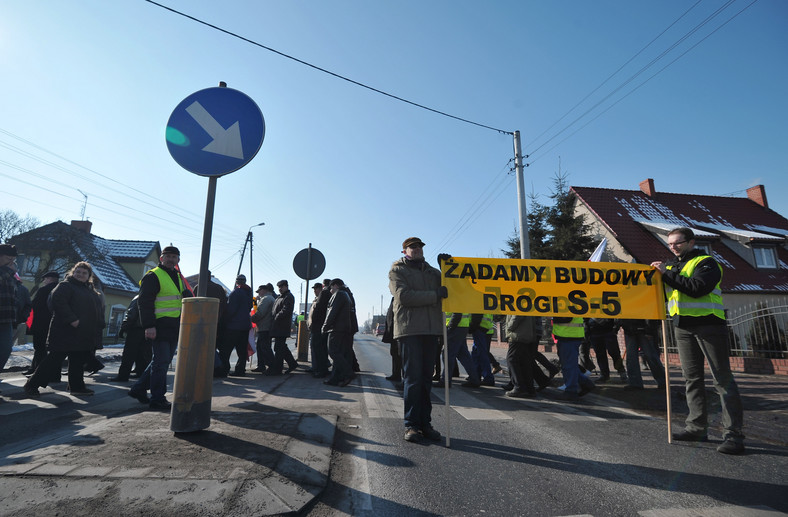 Mieszkańcy Dębienka, Dębna i Zamysłowa blokowali drogę krajową nr 5. w Dębienku (Wielkopolskie). Protestujący żądali budowy drogi S-5. Fot. PAP/Jakub Kaczmarczyk