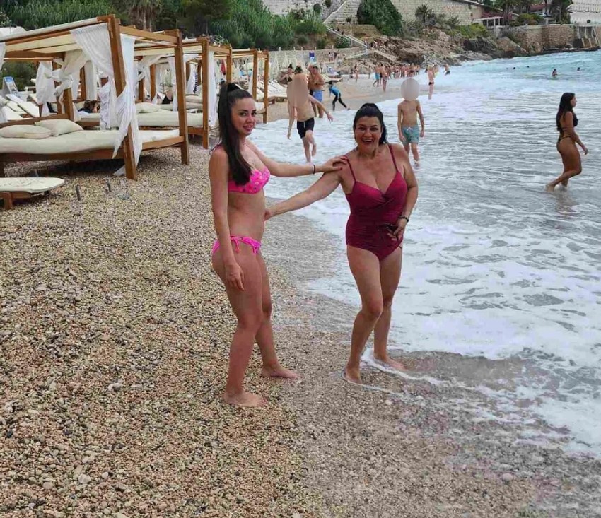 Saška Karan pozira sa ćerkom u kupaćem