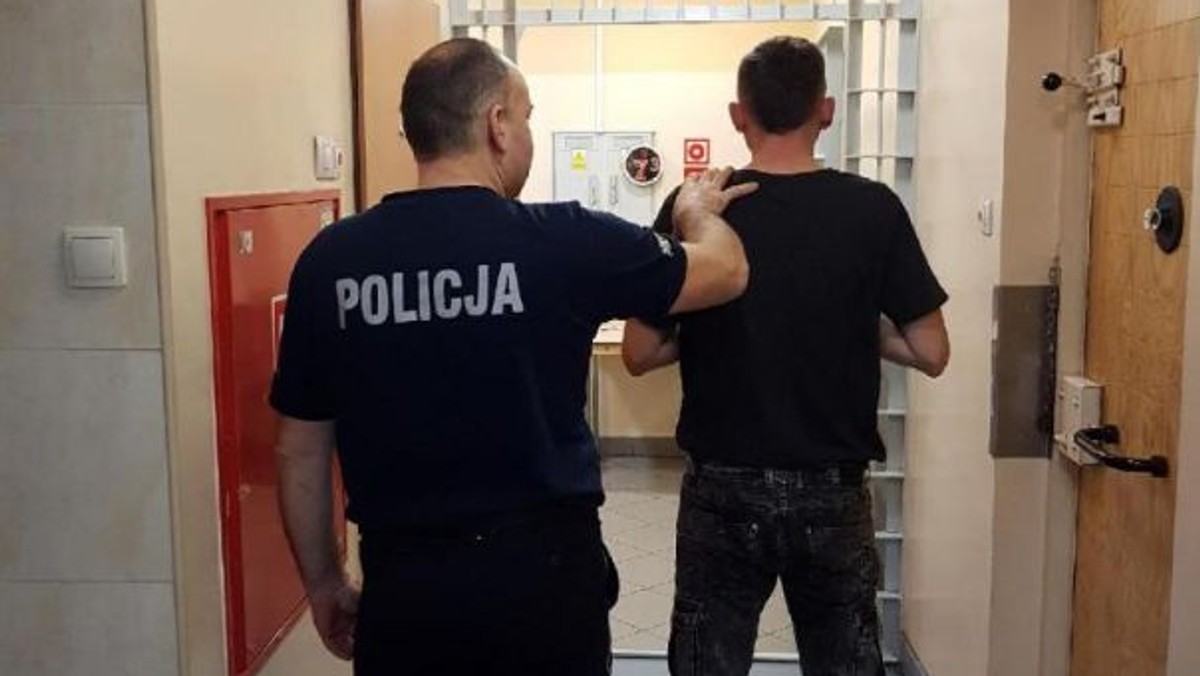 Po niebezpiecznym pościgu policjanci ze Zgierza i Rawy Mazowieckiej zatrzymali 32-latka, który jechał skradzionym ojcu mercedesem. Razem z nim podróżowała 14-letnia dziewczyna z Wielkopolski, której zaginięcie rodzice zgłosili na początku grudnia.