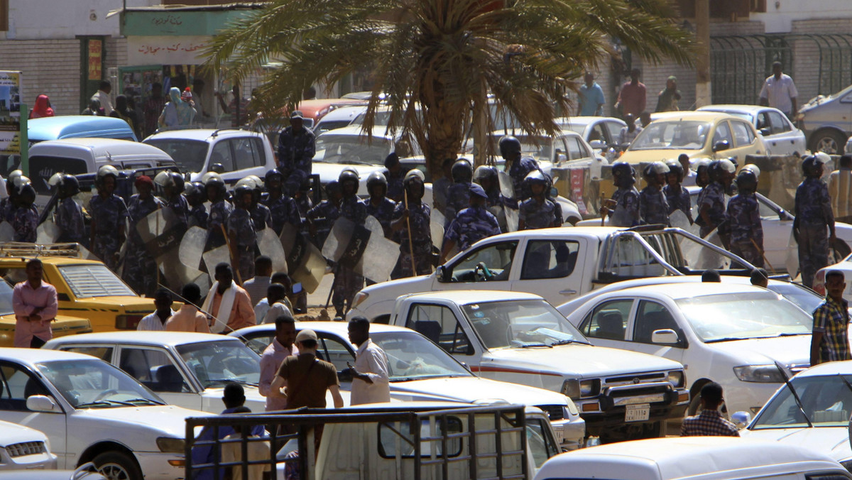 Jest pierwsza ofiara śmiertelna antyrządowych protestów, do których doszło w niedzielę w Chartumie i innych miastach na północy Sudanu. Student Mohamed Abdel Rahman z uniwersytetu Omdurman Ahlia zmarł w szpitalu w wyniku odniesionych obrażeń.