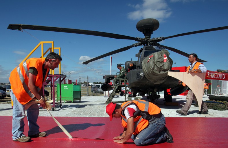 Helikopter Finmeccanica SpA Apache AH Mk1 prezentowany na Farnborough International Airshow, fot. Simon Dawson/Bloomberg