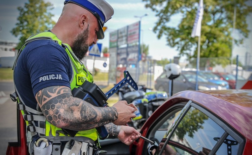 Policjant kontroluje kierowcę