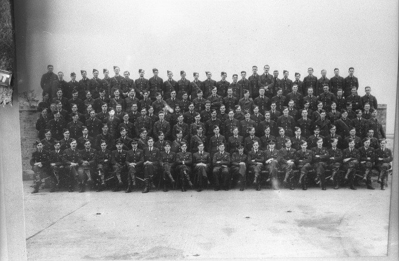 Pamiątkowe zdjęcie lotników sił powietrznych Wielkiej Brytanii (Royal Air Force), wykonane w 1940 roku w Anglii. W pierwszym rzędzie, trzeci od lewej Stanisław Skalski