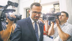 Horała nie głosował, ale krytykuje opozycję. Pomaska: Pan poseł nadal łąki pilnował?