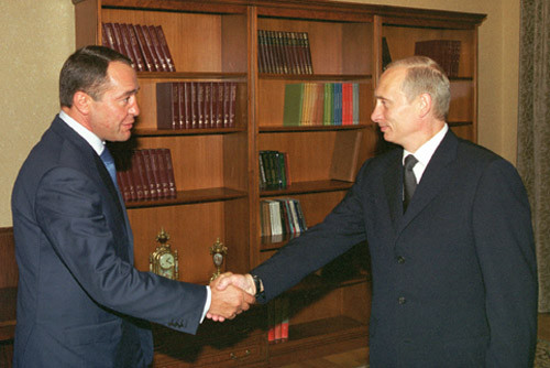 Michaił Lesin i Władimir Putin w 2002 r.