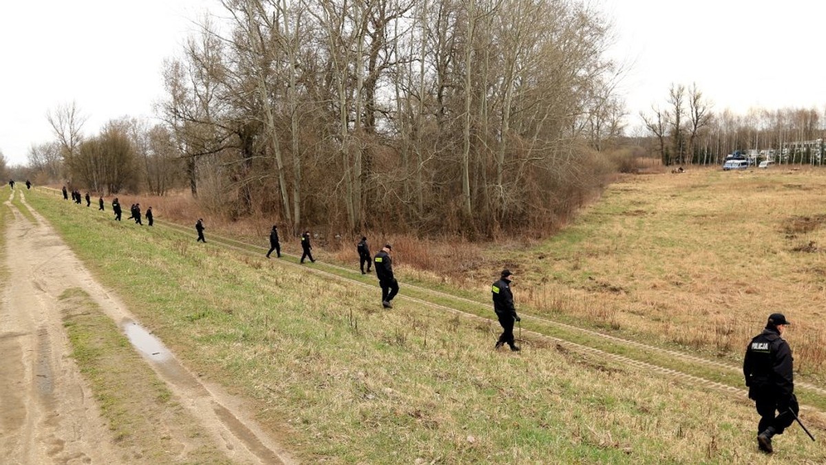 Makabryczne znalezisko w warszawskiej Białołęce. Na łące tuż przy Wiśle odkryte zostały ludzkie szczątki. Były w takim stanie, że na razie nie ustalono nawet, czy to zwłoki kobiety, czy mężczyzny. Policja poszukuje osób, które mogą mieć jakiekolwiek informacje na temat tej sprawy.