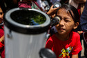 Dziewczynka z Indonezji oglądająca zaćmienie Słońca