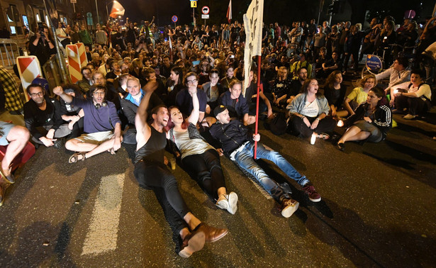 Posypały się mandaty za blokowanie ulicy przed Sejmem. Policja tłumaczy, dlaczego usunęła protestujących