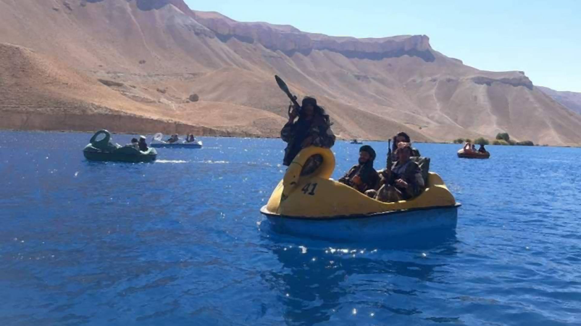 Vízibiciklizni mentek a felfegyverzett tálib harcosok